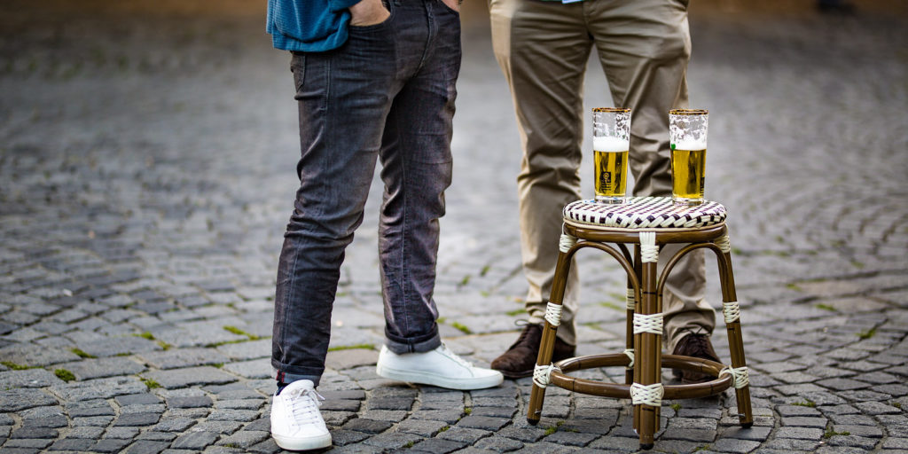屋外でビール